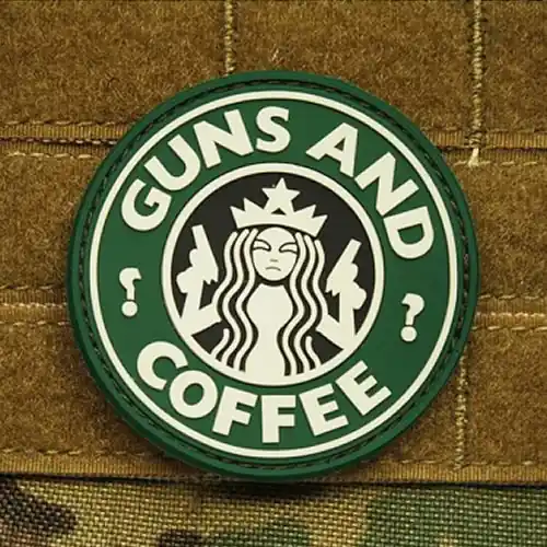Odeslání Ihned Nášivka GUNS AND COFFEE plast ZELENÁ