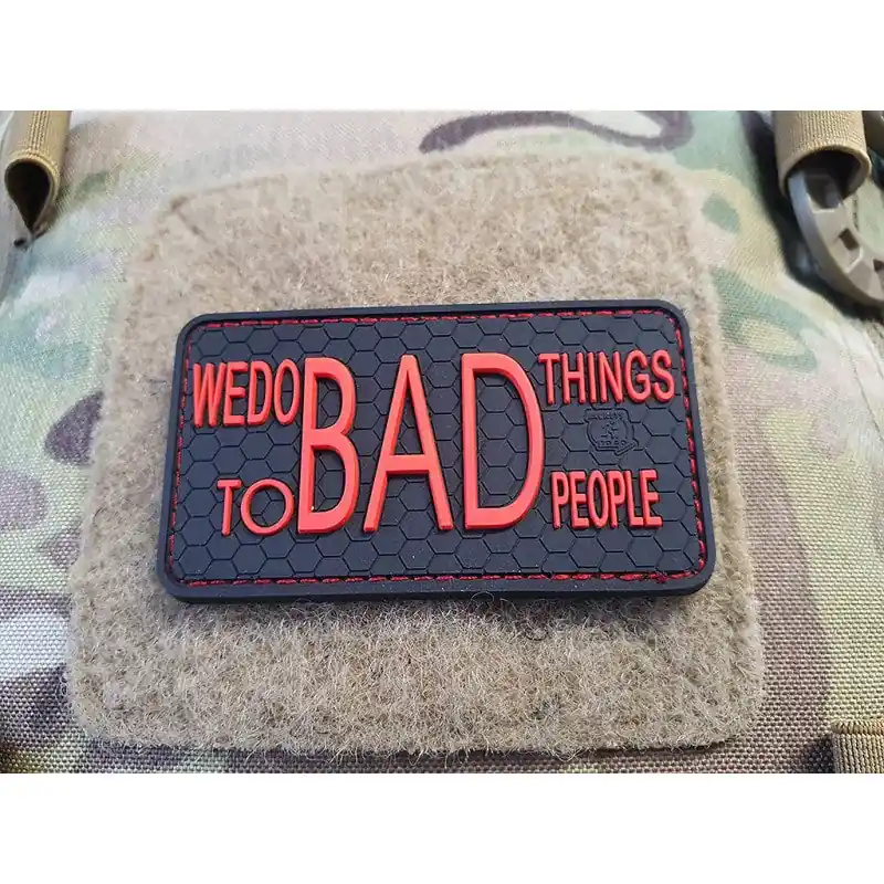 Nášivka WE DO BAD THINGS plast ČERNÁ/ČERVENÁ Horká Nabídka